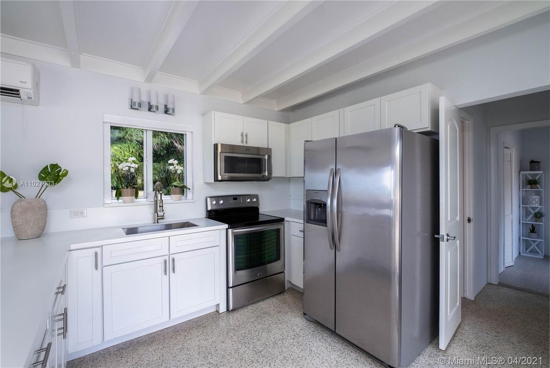 Recently Sold: $3,800,000 (3 beds, 2 baths, 1825 Square Feet)