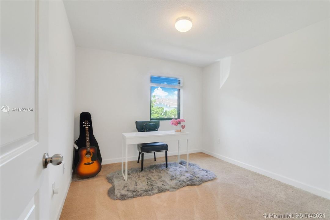 Recently Sold: $325,000 (3 beds, 2 baths, 1798 Square Feet)