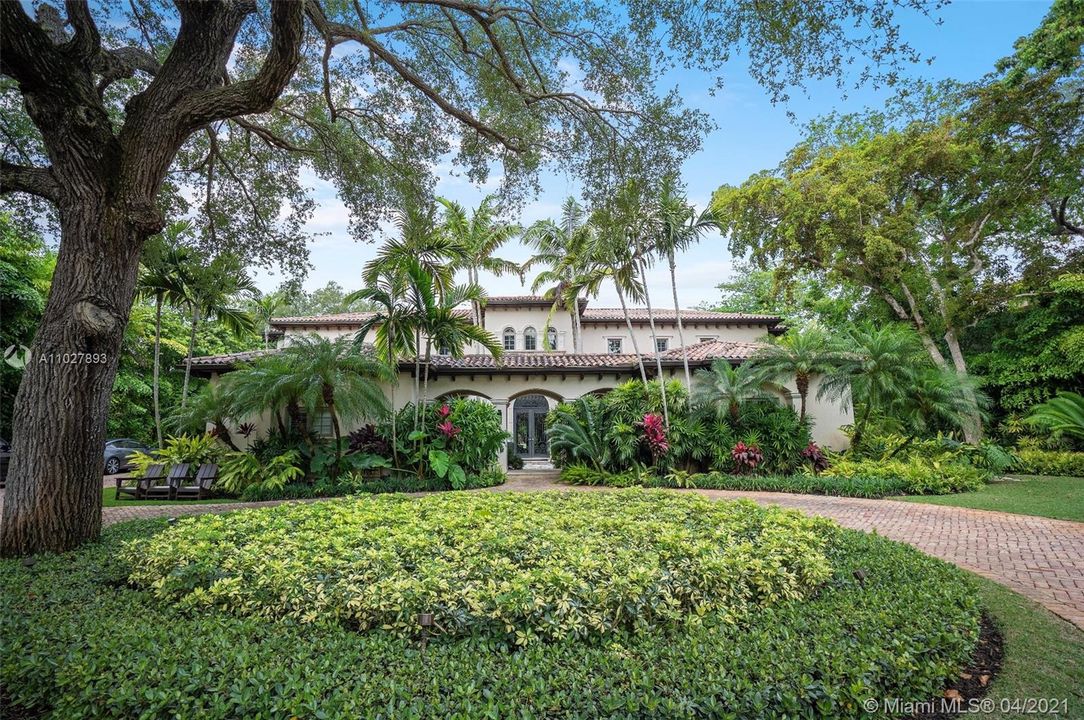 Recently Sold: $7,000,000 (6 beds, 5 baths, 8829 Square Feet)