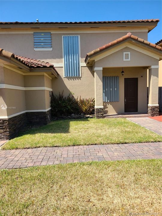 Недавно продано: $370,000 (4 спален, 3 ванн, 2463 Квадратных фут)