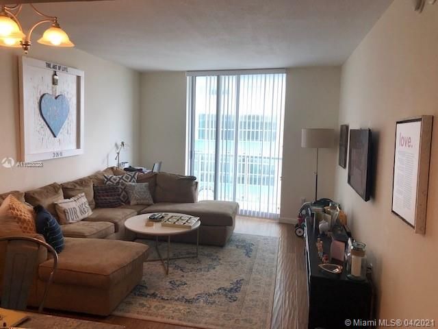 Recently Rented: $2,050 (1 beds, 1 baths, 832 Square Feet)