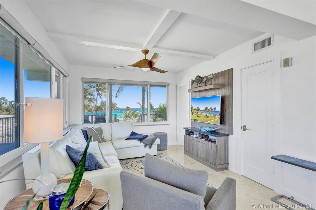 最近售出: $399,000 (2 贝兹, 2 浴室, 850 平方英尺)