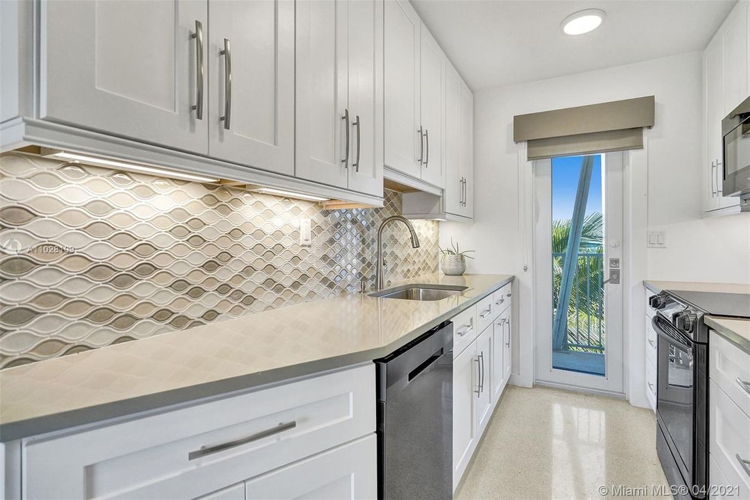 最近售出: $399,000 (2 贝兹, 2 浴室, 850 平方英尺)