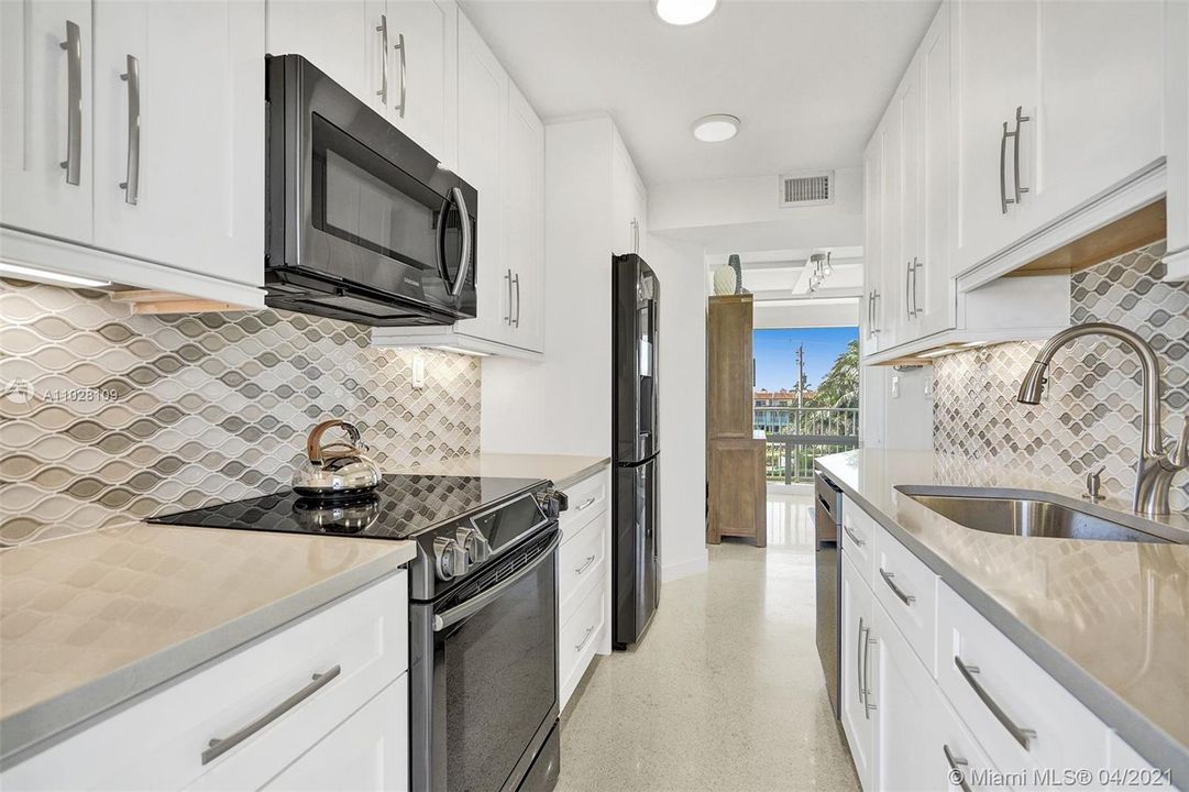 最近售出: $399,000 (2 贝兹, 2 浴室, 850 平方英尺)