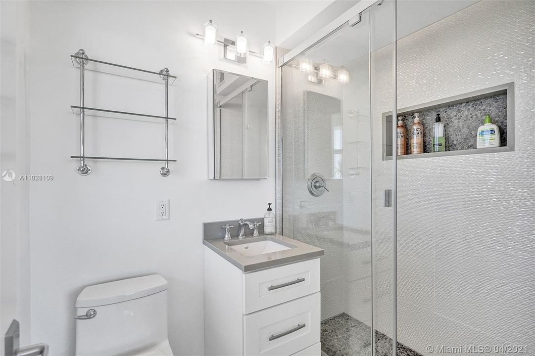 最近售出: $399,000 (2 贝兹, 2 浴室, 850 平方英尺)