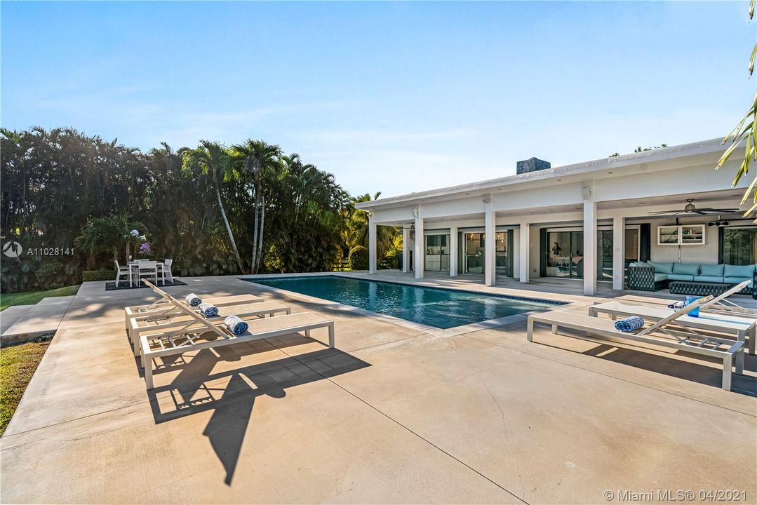 Recently Sold: $1,295,000 (5 beds, 3 baths, 2949 Square Feet)