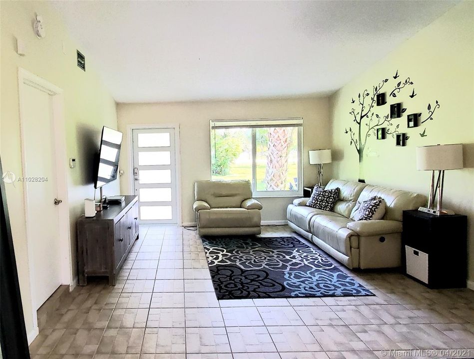 Vendido Recientemente: $459,900 (4 camas, 2 baños, 1632 Pies cuadrados)