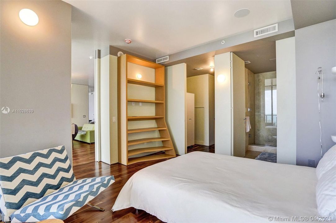SECOND BEDROOM WITH DIRECT OCEAN VIEW WITH WALK IN CLOSET AND BATHROOM.