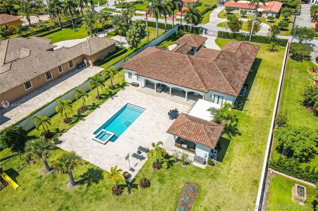 Recently Sold: $1,975,000 (5 beds, 6 baths, 4014 Square Feet)