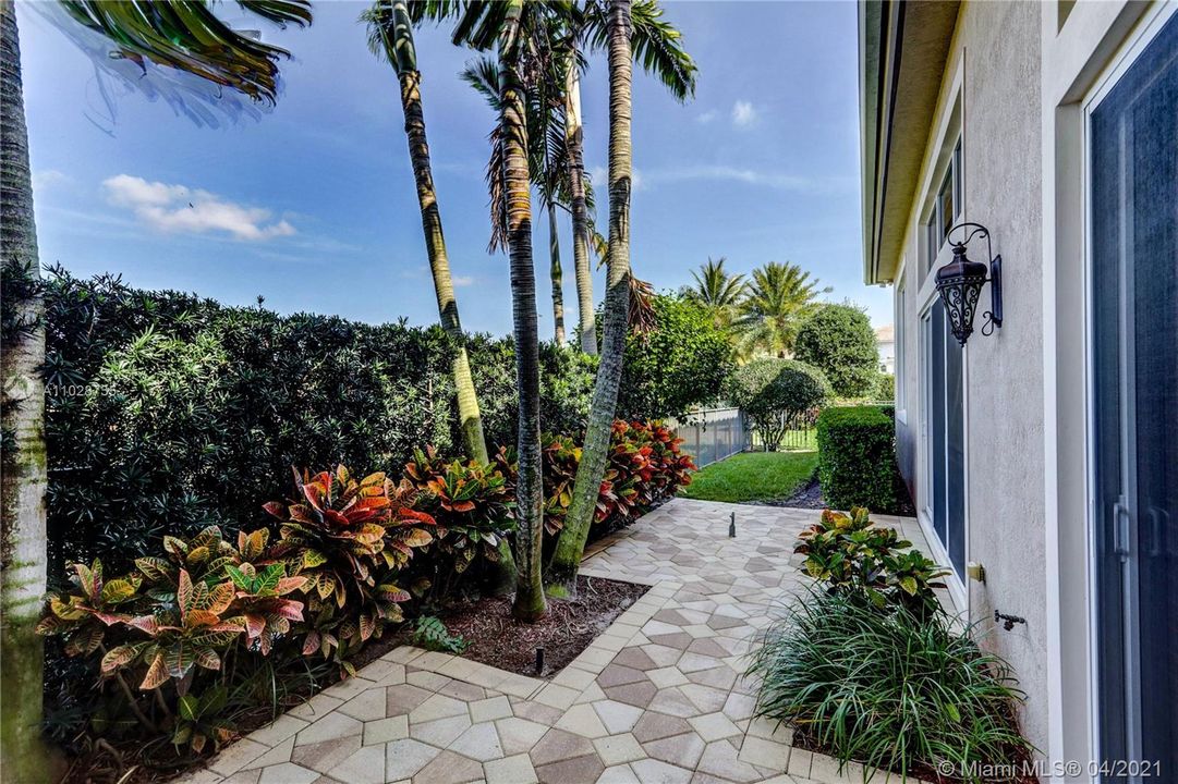 Recently Sold: $1,595,000 (5 beds, 5 baths, 3600 Square Feet)