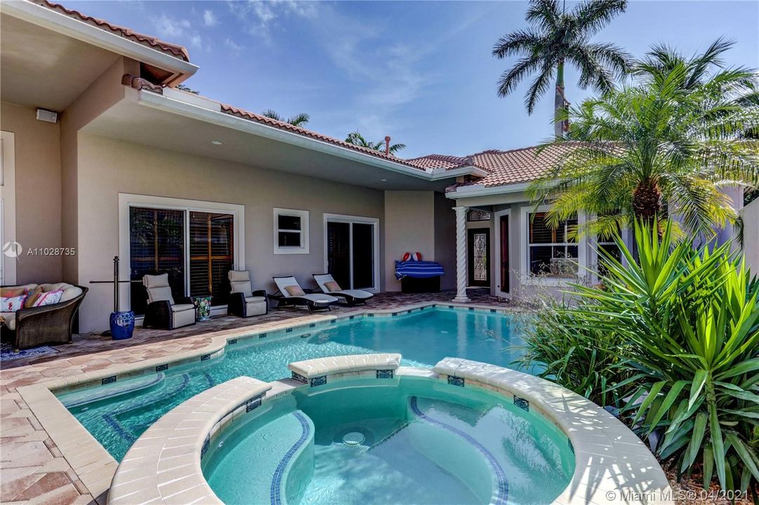 Vendido Recientemente: $1,595,000 (5 camas, 5 baños, 3600 Pies cuadrados)