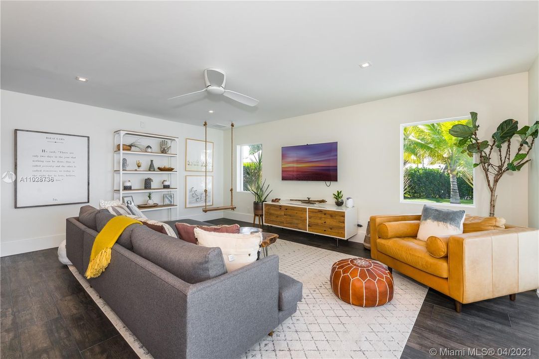 Recently Sold: $3,600,000 (3 beds, 3 baths, 2574 Square Feet)