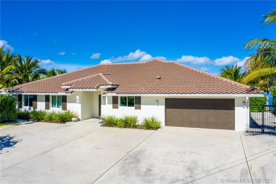 Recently Sold: $3,600,000 (3 beds, 3 baths, 2574 Square Feet)