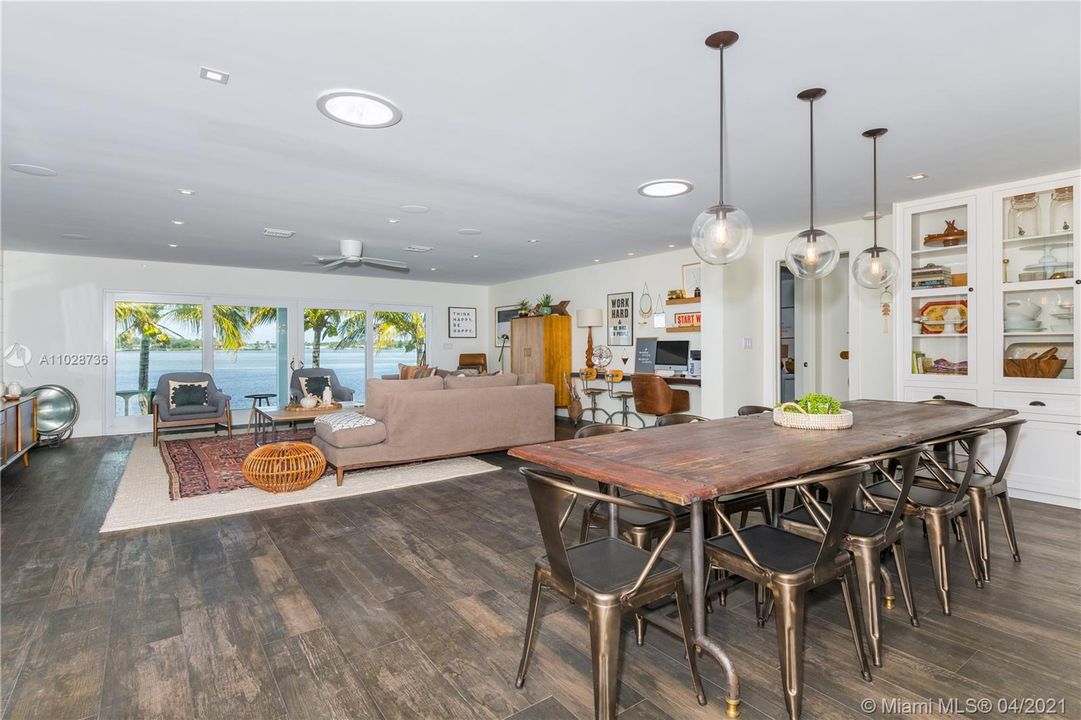 Recently Sold: $3,600,000 (3 beds, 3 baths, 2574 Square Feet)