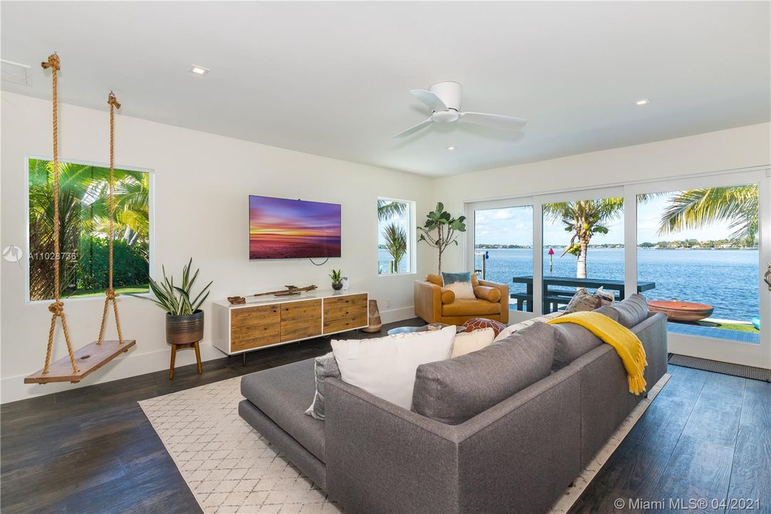 Recently Sold: $3,600,000 (3 beds, 3 baths, 2574 Square Feet)