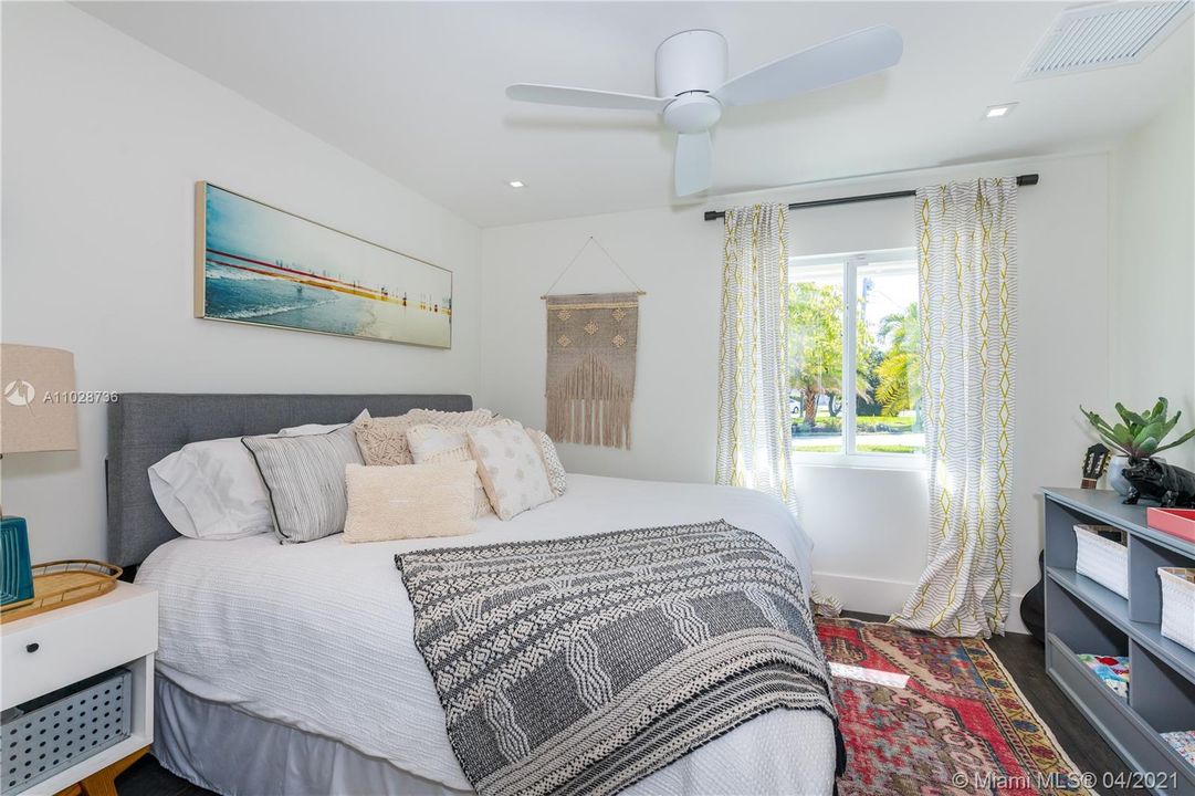 Recently Sold: $3,600,000 (3 beds, 3 baths, 2574 Square Feet)