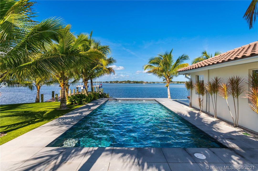 Recently Sold: $3,600,000 (3 beds, 3 baths, 2574 Square Feet)