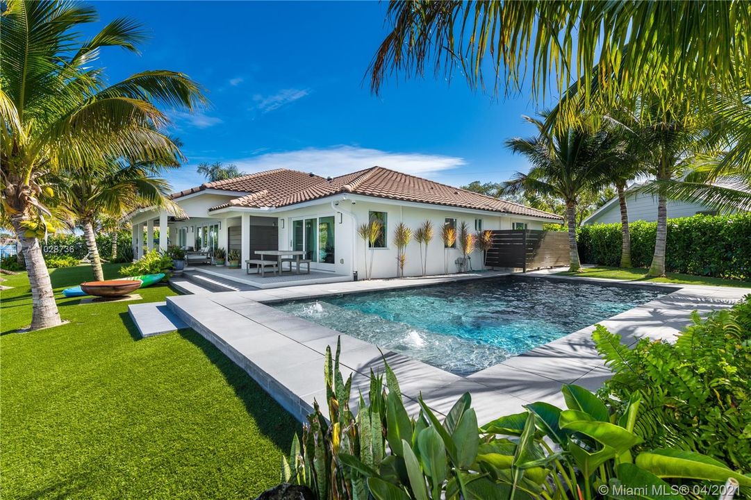 Recently Sold: $3,600,000 (3 beds, 3 baths, 2574 Square Feet)