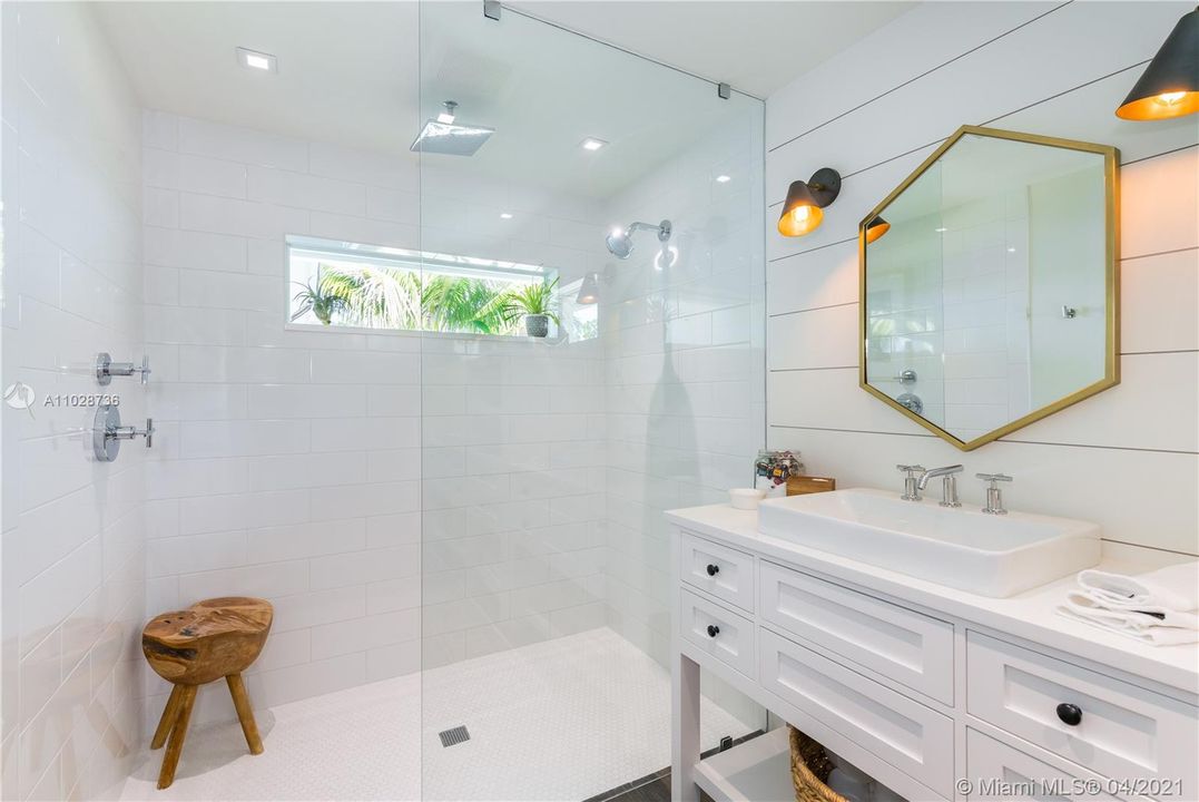 Recently Sold: $3,600,000 (3 beds, 3 baths, 2574 Square Feet)