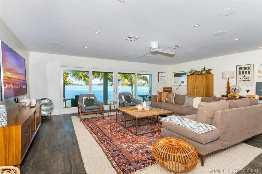 Recently Sold: $3,600,000 (3 beds, 3 baths, 2574 Square Feet)