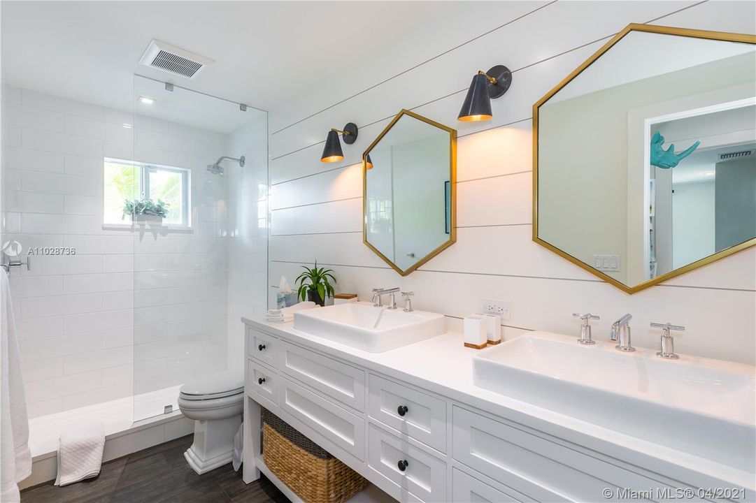 Recently Sold: $3,600,000 (3 beds, 3 baths, 2574 Square Feet)