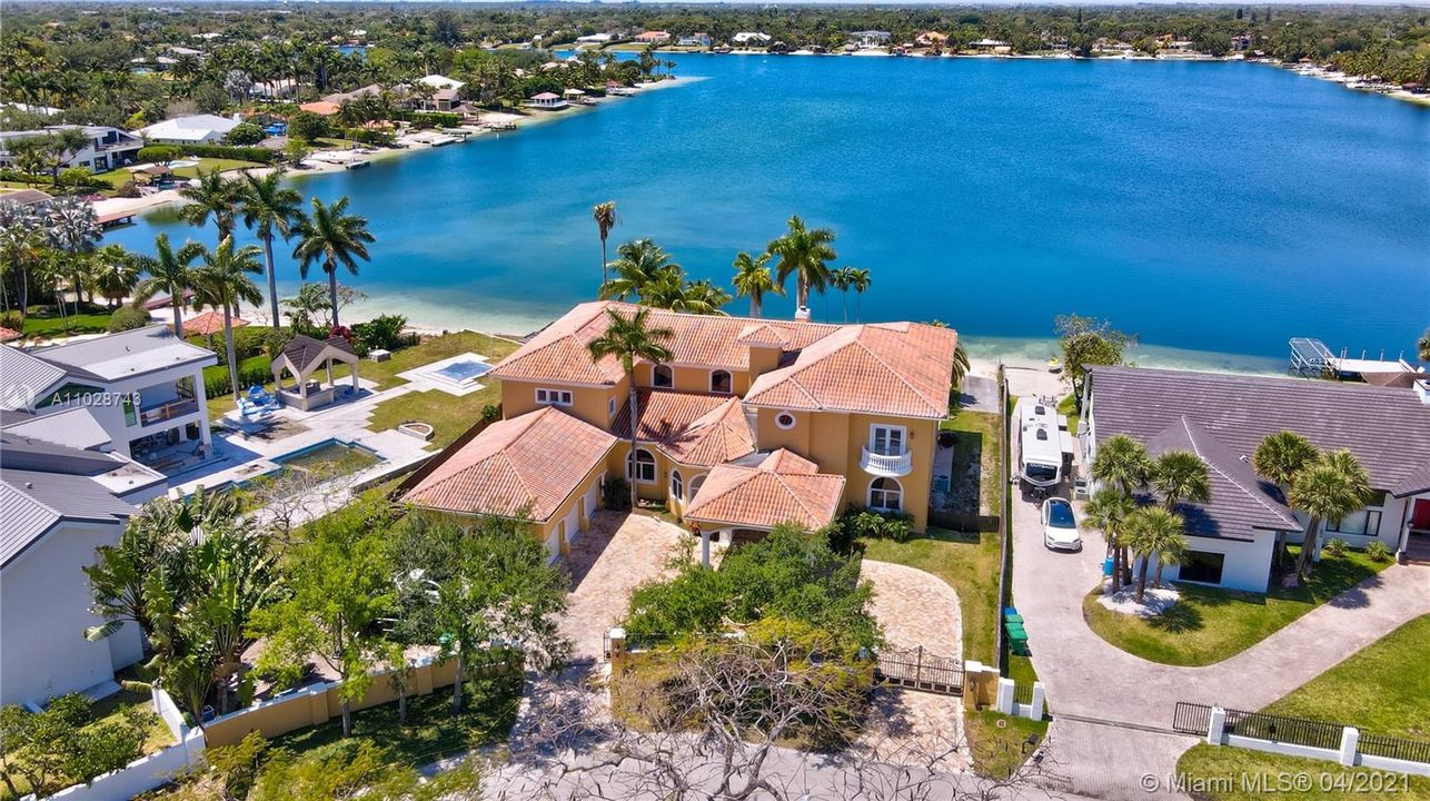 Recently Sold: $2,895,000 (8 beds, 5 baths, 6825 Square Feet)