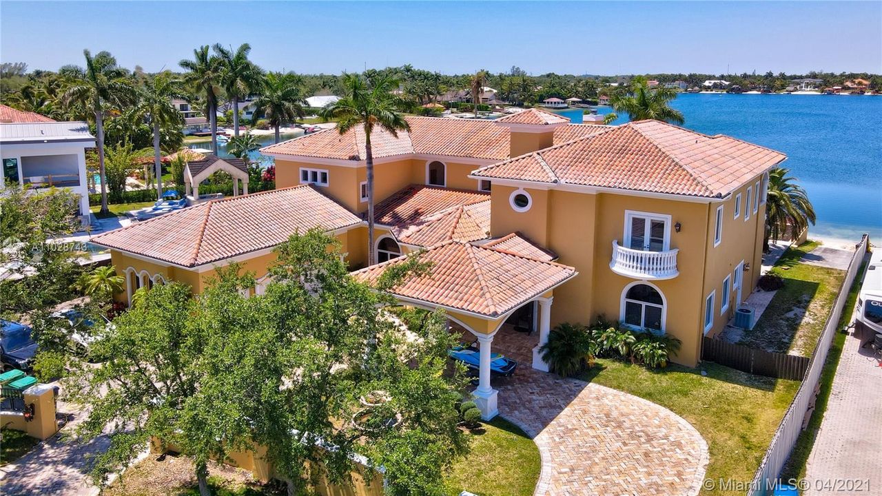 Recently Sold: $2,895,000 (8 beds, 5 baths, 6825 Square Feet)