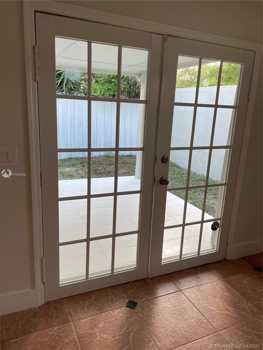 Recently Sold: $398,500 (4 beds, 3 baths, 1683 Square Feet)