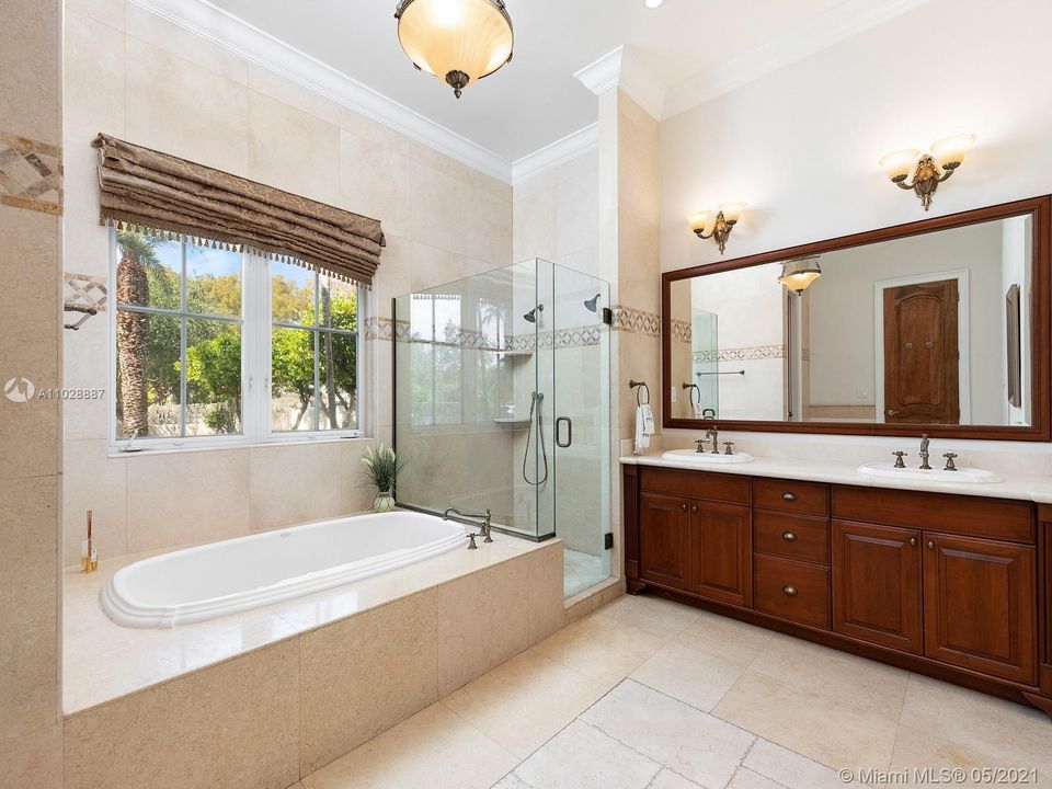 Недавно продано: $4,900,000 (7 спален, 8 ванн, 6503 Квадратных фут)