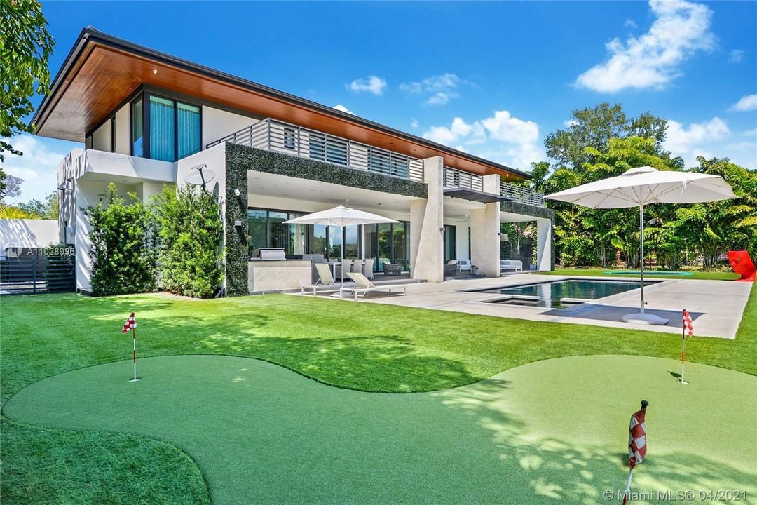 Vendido Recientemente: $2,695,000 (6 camas, 7 baños, 5280 Pies cuadrados)