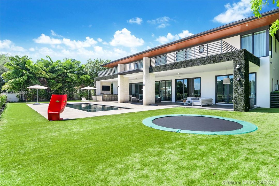 Vendido Recientemente: $2,695,000 (6 camas, 7 baños, 5280 Pies cuadrados)