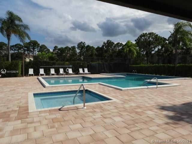 Vendido Recientemente: $239,000 (2 camas, 2 baños, 1354 Pies cuadrados)