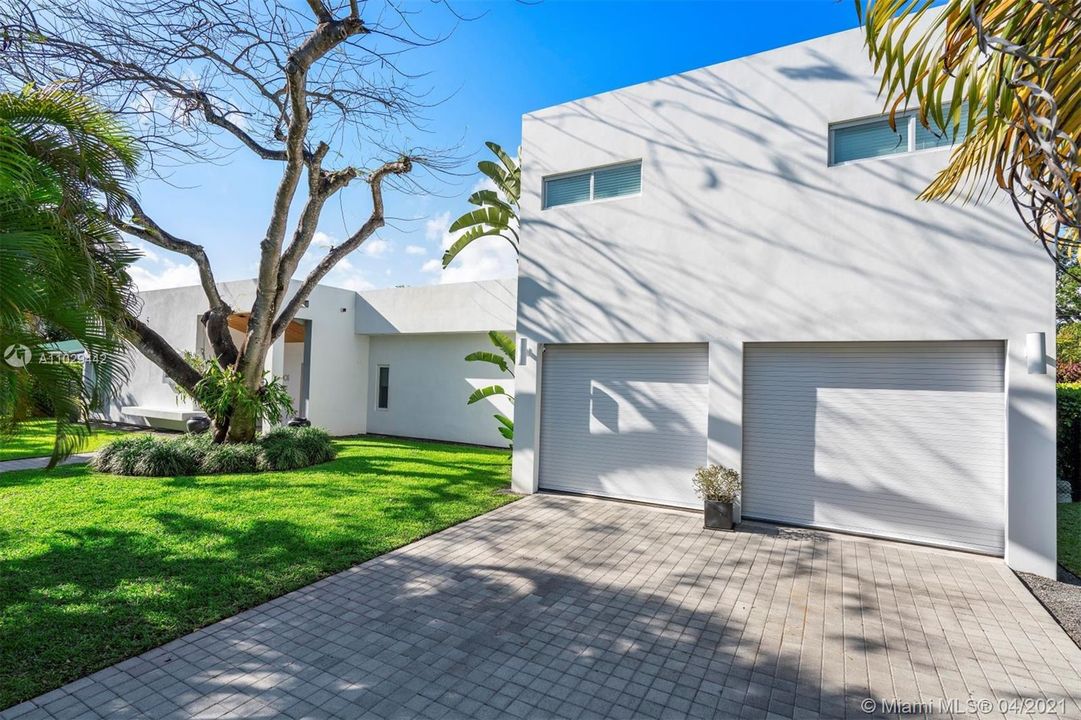 Recently Sold: $2,075,000 (4 beds, 4 baths, 3501 Square Feet)
