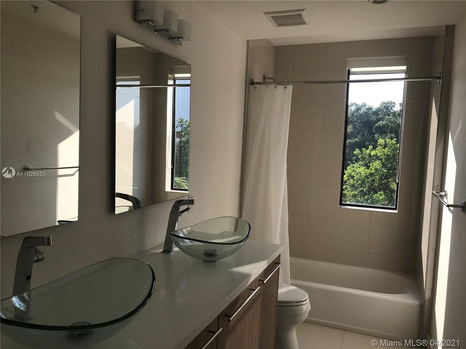 Vendido Recientemente: $685,000 (3 camas, 3 baños, 2606 Pies cuadrados)