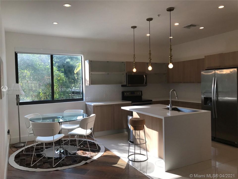 Vendido Recientemente: $685,000 (3 camas, 3 baños, 2606 Pies cuadrados)