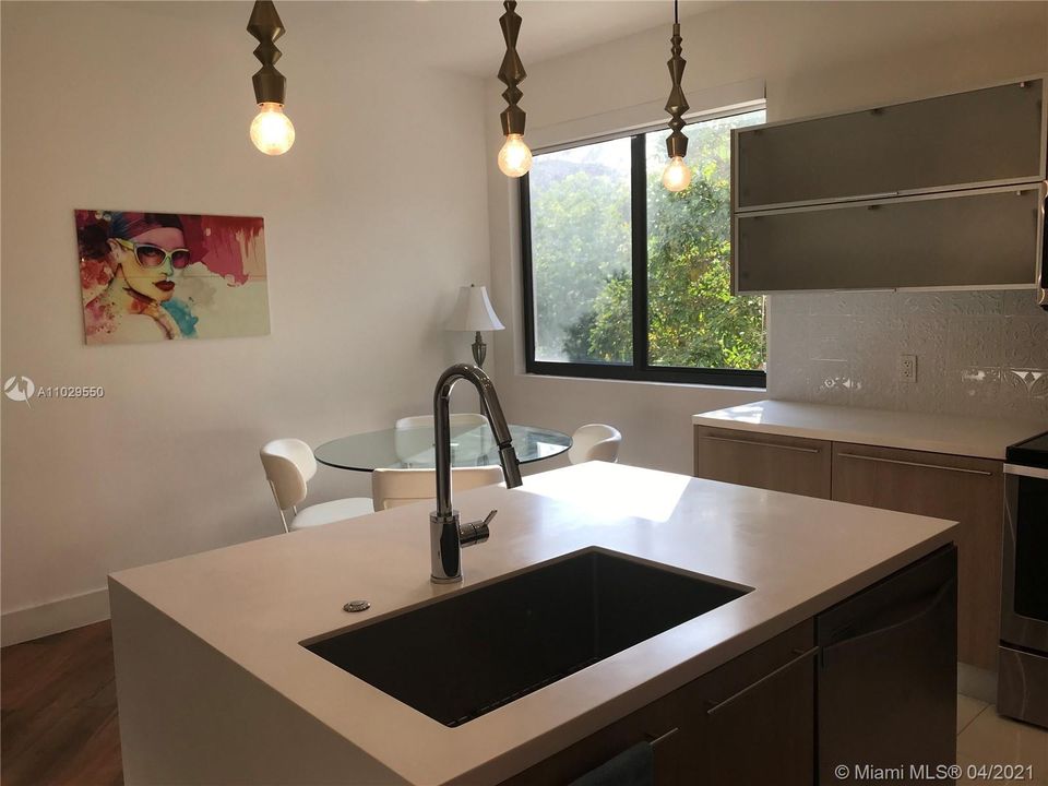 Vendido Recientemente: $685,000 (3 camas, 3 baños, 2606 Pies cuadrados)