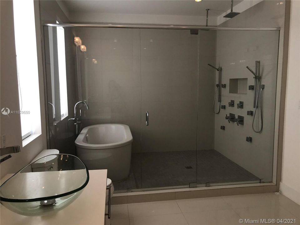 Vendido Recientemente: $685,000 (3 camas, 3 baños, 2606 Pies cuadrados)