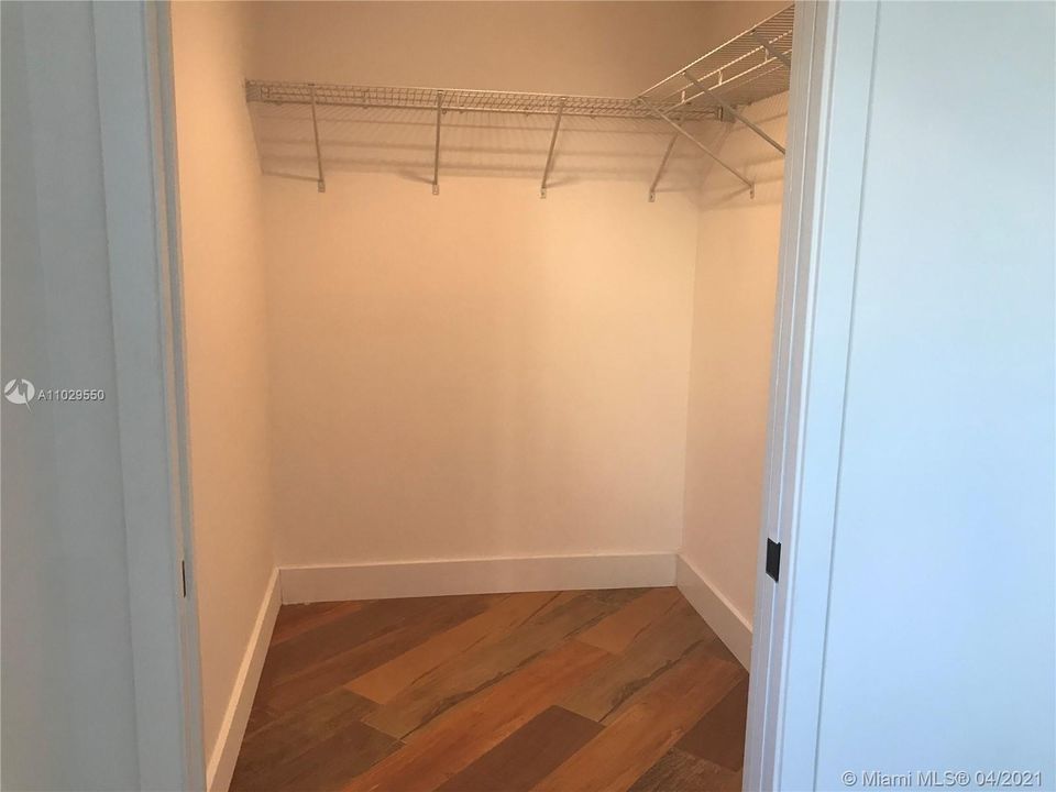 Vendido Recientemente: $685,000 (3 camas, 3 baños, 2606 Pies cuadrados)