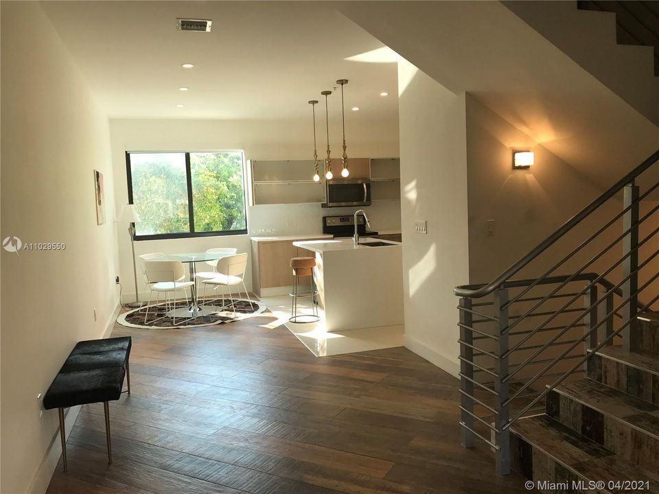 Vendido Recientemente: $685,000 (3 camas, 3 baños, 2606 Pies cuadrados)