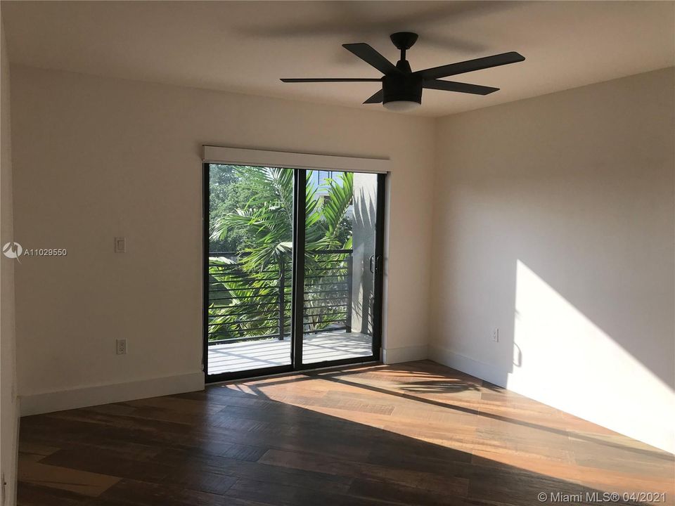 Vendido Recientemente: $685,000 (3 camas, 3 baños, 2606 Pies cuadrados)