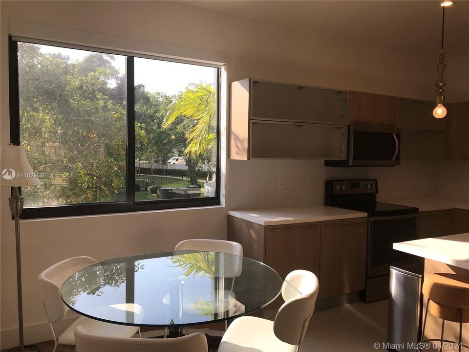 Vendido Recientemente: $685,000 (3 camas, 3 baños, 2606 Pies cuadrados)