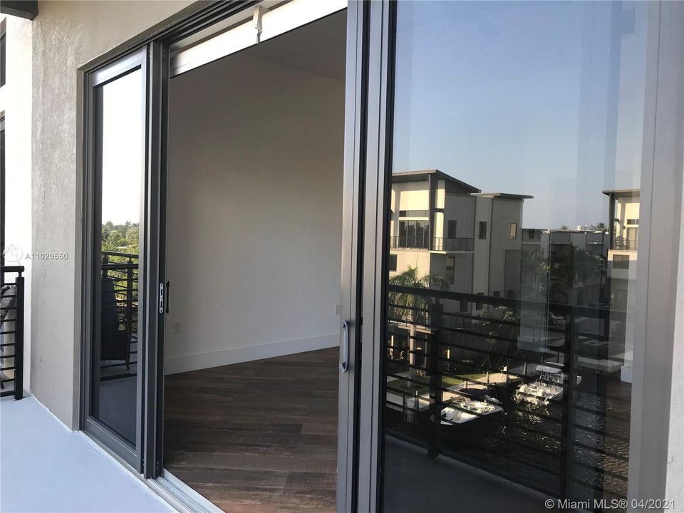Vendido Recientemente: $685,000 (3 camas, 3 baños, 2606 Pies cuadrados)