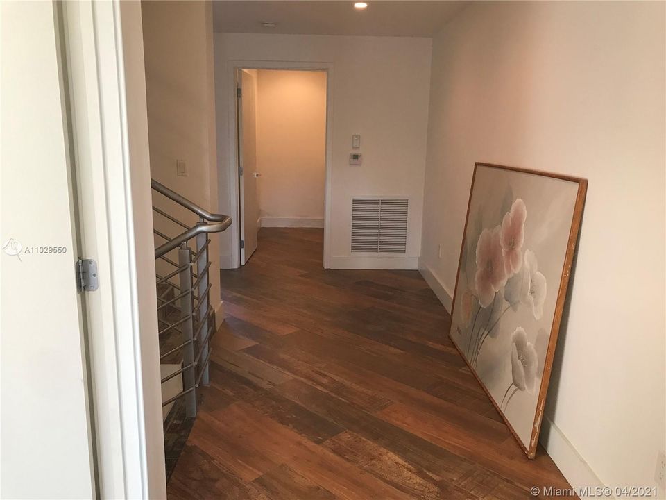 Vendido Recientemente: $685,000 (3 camas, 3 baños, 2606 Pies cuadrados)