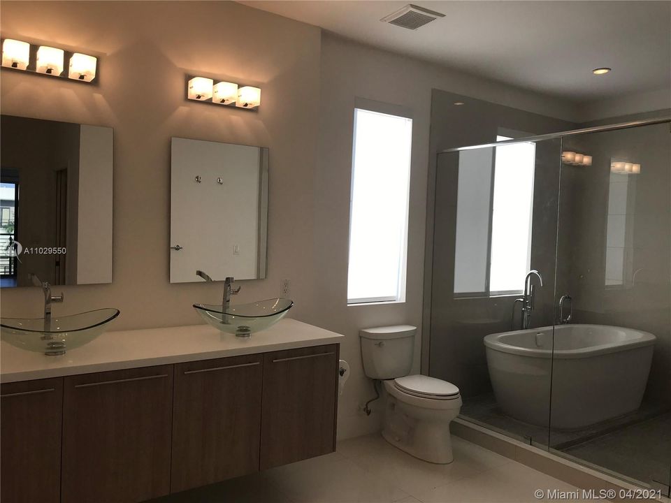 Vendido Recientemente: $685,000 (3 camas, 3 baños, 2606 Pies cuadrados)
