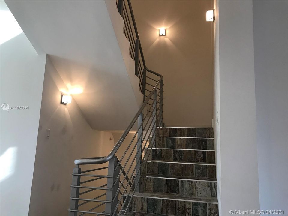 Vendido Recientemente: $685,000 (3 camas, 3 baños, 2606 Pies cuadrados)