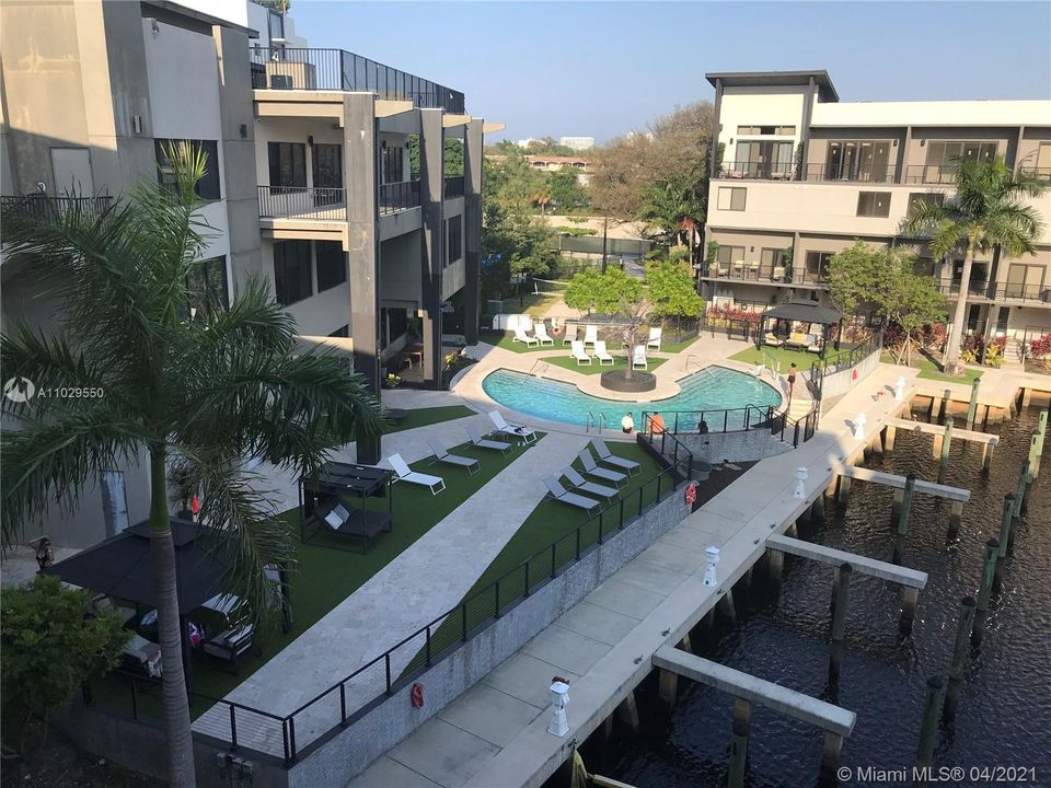 Vendido Recientemente: $685,000 (3 camas, 3 baños, 2606 Pies cuadrados)