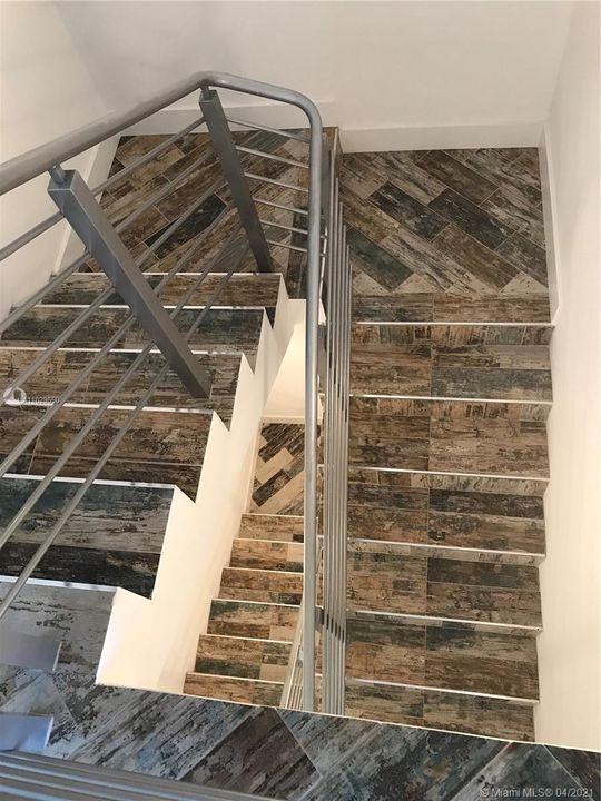 Vendido Recientemente: $685,000 (3 camas, 3 baños, 2606 Pies cuadrados)