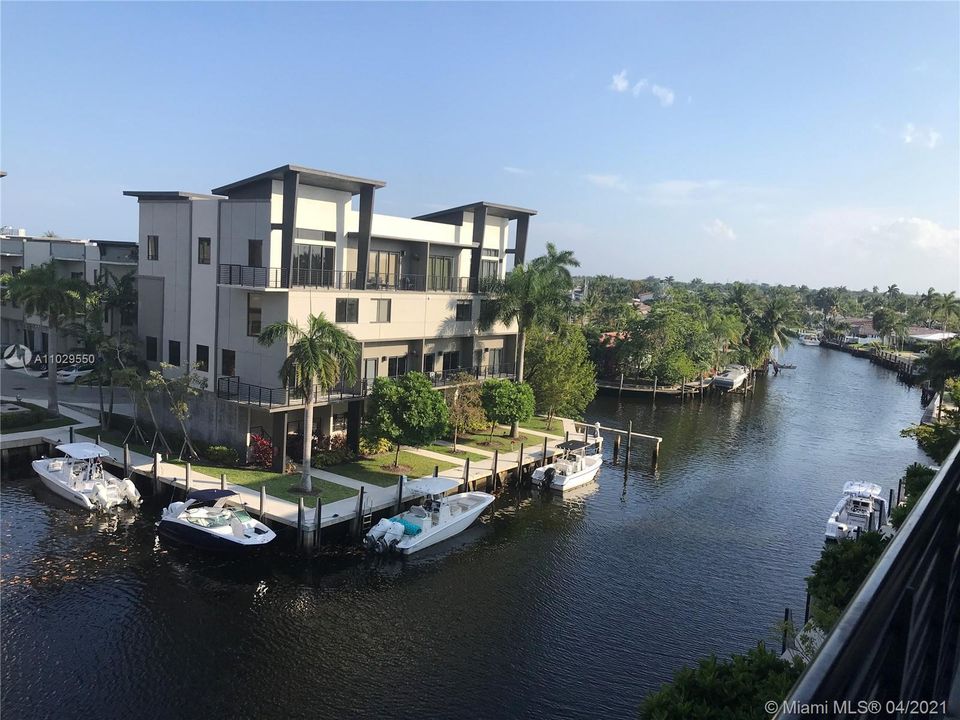 Vendido Recientemente: $685,000 (3 camas, 3 baños, 2606 Pies cuadrados)