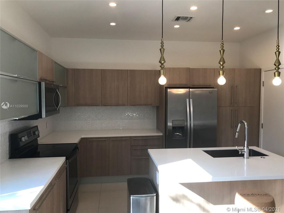 Vendido Recientemente: $685,000 (3 camas, 3 baños, 2606 Pies cuadrados)