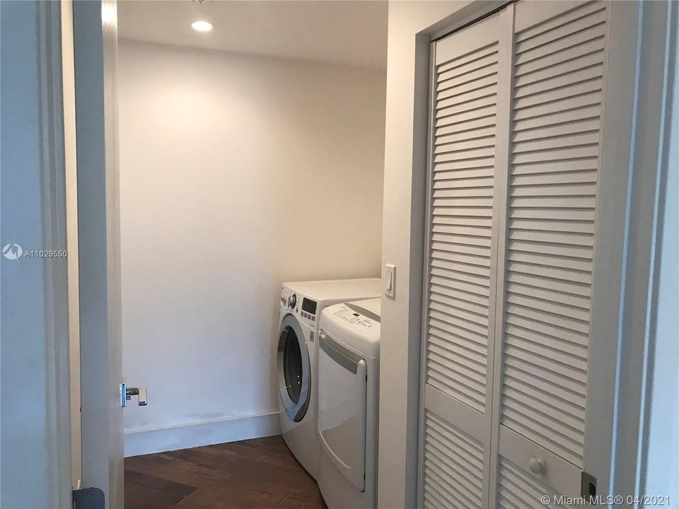 Vendido Recientemente: $685,000 (3 camas, 3 baños, 2606 Pies cuadrados)